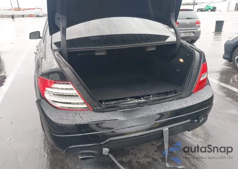 2013 Mercedes-Benz C 250 Sport z USA, uszkodzony, nr VIN WDDGF4HB2DF972380